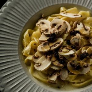 マッシュルームと黒トリュフのタリアテッレ