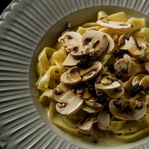 マッシュルームと黒トリュフのタリアテッレ