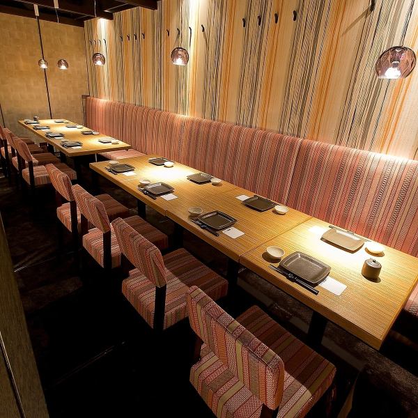 【個室完備】 ご宴会は『楽蔵‐RAKUZO‐ 上野駅前店』にお任せください！大人数様向けの大型個室では、ゆったりとした楽しいひと時をお過ごしいただけます。中小規模のお食事にピッタリの個室もご用意しているので、ご家族でのご利用や仲間内の飲み会にも。
