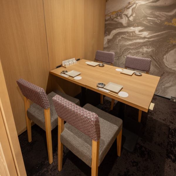 【仲の良いご友人・知人様とのお食事に最適な個室席】ゆったりお過ごし頂ける個室席を完備しており、広々とした空間でのお食事とお酒をお愉しみいただけます。お料理やお酒も豊富にご用意しておりますので、飲み会やお食事の席に最適です。