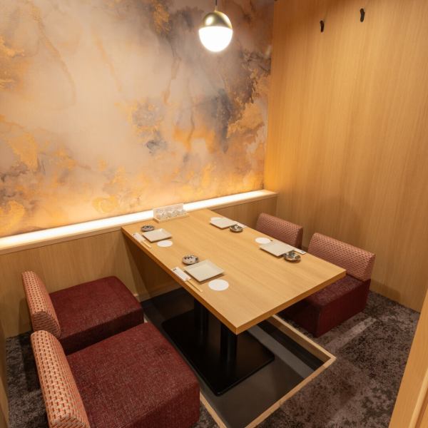 【デート・女子会にも】店内は和モダンでくつろげる空間。落ち着いた雰囲気の個室でゆったりとお過ごし頂けます。デートや記念日、接待などプライベートな飲み会にご利用ください。疲れた足を伸ばしながらお食事をお愉しみいただけます。