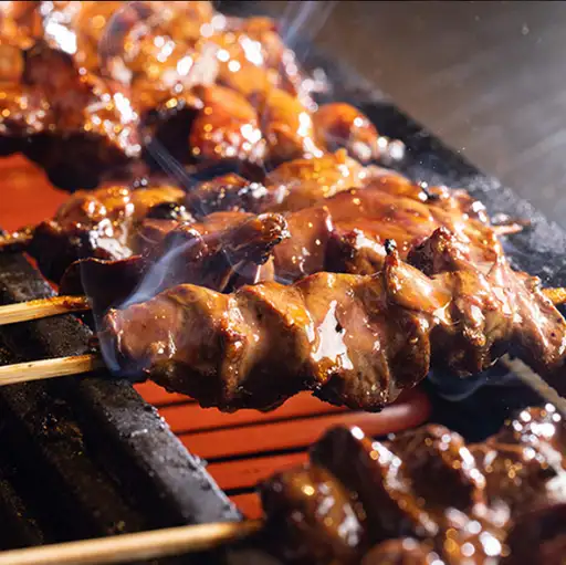 一本一本丁寧に串打ちする串焼き！