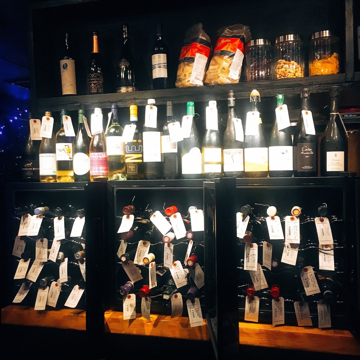 店内中央の70種類以上のワインセラー