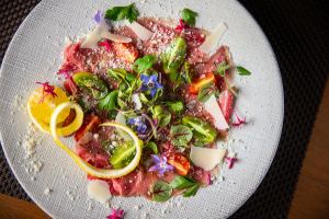 烤尾崎生牛肉片沙拉风格