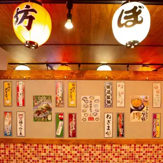 どこか懐かしい、大衆居酒屋の温かい雰囲気。美味しい料理とお酒で、心もお腹も満たされるひとときを！