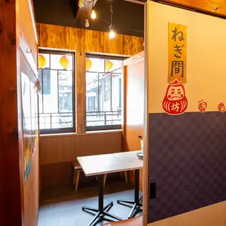 気軽に楽しめる、大衆居酒屋の定番料理。友人や仲間と一緒に賑やかなひとときをお過ごしください！
