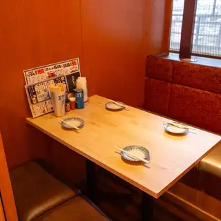 金山小町の風情ある街並みに溶け込む、落ち着きある大人の隠れ家個室。温かみのある照明が心地よい雰囲気を演出します。普段の飲み会から特別な日のご宴席まで、プライベートな時間を優雅にお過ごしいただけます。