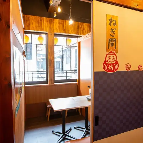 金山にあるモダンで落ち着いた雰囲気の店内のお店