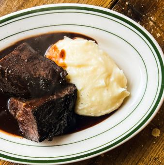 牛ホホ肉の赤ワイン煮込み