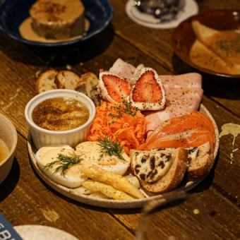 【日本酒飲み放題】日本酒・ワイン・クラフトビール前菜8種盛り合わせ付き120分飲み放題4,400円