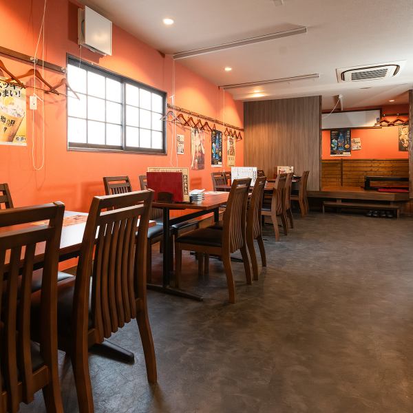 【お食事、飲み会、宴会向け！】1Fの奥には小上がり席を2卓ございます！それぞれカーテンを下ろして半個室のような形でご利用可能です！さらに席を繋げて10名以上の大人数予約も可能です！プライベートな空間でお食事をお楽しみください！