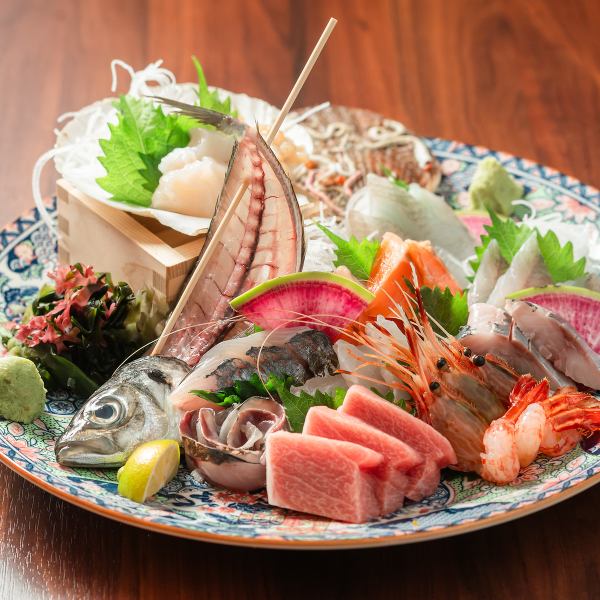 鮮度抜群のとれたてを食す！【旬のお刺身盛り合わせ　1380円(税込)～】