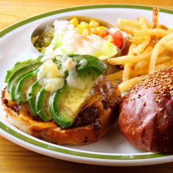 【女性人気NO.1！】アボカドチーズバーガー