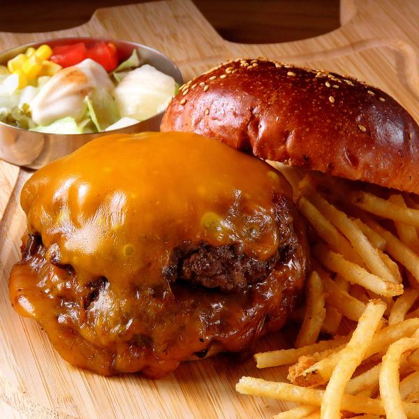 【THE PRESIDENT BURGER】迫力満点！大統領が来日して食べた絶品チーズバーガー◎2,500円（税込）から