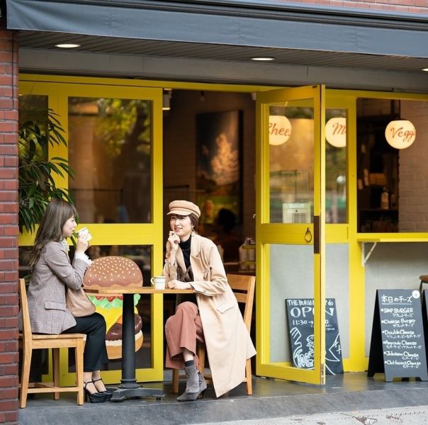 【黄色の壁に大きなバーガー！見つけたらラッキーな一軒】東京メトロ八丁堀駅から徒歩5分。パッと目を引くビタミンカラーの外観に、かわいいハンバーガーのイラストが目印です。おいしい香りに誘われて、ついふらっと立ち寄りたくなるはず！写真を撮って、バーガー片手にひと息つきませんか？