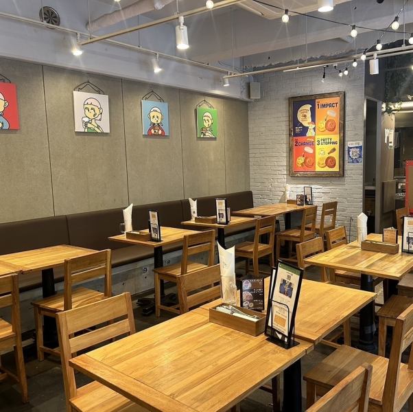 【木のぬくもりにほっとするテーブル席】店内のテーブル席は、木目のやさしさが感じられる落ち着いた空間。ひとりでも、誰かと一緒でも、ゆったりと過ごしていただけます。バーガーを囲みながら、ほっとひと息ついていってください。