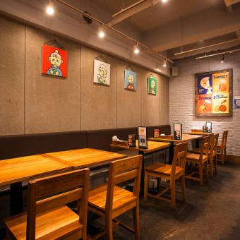 【木の温もりが心地いいテーブル席】木のぬくもりを感じるテーブル席は、落ち着いた雰囲気でほっとできる空間。ひとりでもグループでも、ゆったりとリラックスしながらお食事をお楽しみいただけます。バーガーを頬張りながら、ゆるりとした時間をどうぞ。
