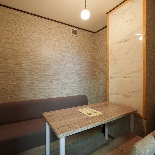 【厳選食材で贅沢なお雑煮を体験】日本各地から厳選した食材を使用したお料理を楽しめるお店です。特に秋田のきねつき餅を使った一品は、もちもちとした食感と豊かな風味が自慢です。4人までの個室も完備しており、落ち着いた雰囲気の中で、親しい人たちとゆっくりと味わうことができます。お雑煮と共にお楽しみください。