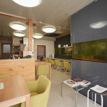 静かに会話を楽しみたい方にぴったりの、2名様用テーブル席をご用意しております。落ち着いた空間で、ゆったりとした時間をお過ごしいただけます。ご夫婦でのお食事や、大切な方との語らいのひとときにおすすめです。