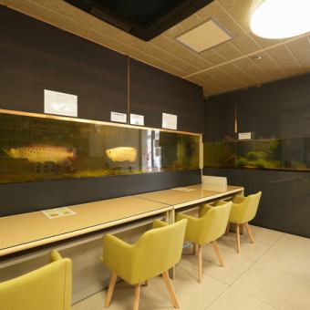 ご家族やご友人とのお食事に最適な、3名様用のテーブル席をご用意しております。落ち着いた空間で、会話を楽しみながら、ゆったりとお食事をお楽しみいただけます。ちょっと特別な日や、気軽な集まりにもぴったりのお席です。