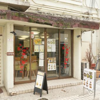 大人数でのご宴会やご会合に、店舗まるごとの貸切利用を承っております。落ち着いた空間を贅沢に貸し切り、周囲を気にせずゆったりとお過ごしいただけます。各種宴会や、特別な記念日など、様々なシーンでぜひご利用ください。