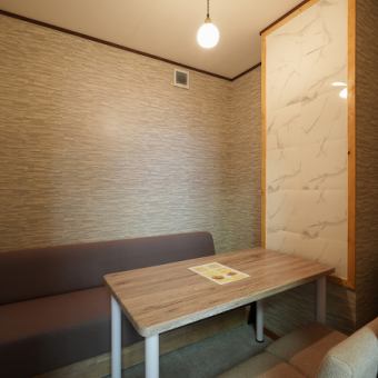 ゆっくりとお食事と会話を楽しみたい方に最適な、落ち着きのある個室をご用意しております。ご家族でのご利用はもちろん、ご接待や記念日など、大切なひとときを安心してお過ごしいただけます。周囲を気にせず心ゆくまでごゆっくりどうぞ。