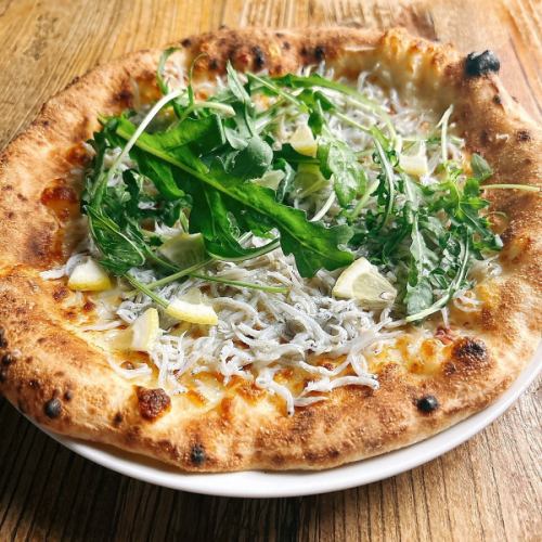 釜揚げしらすと酒盗のピザ