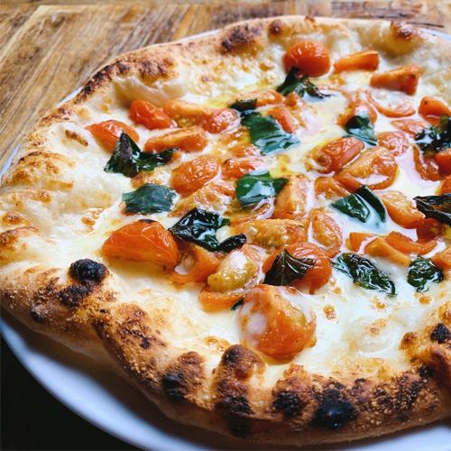 チェリートマトとモッツァレラチーズピザ