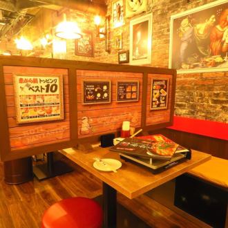 還有可供2人使用的桌椅，無需擔心☆“紅色西面西面”商店內部是時尚的咖啡館風格！作為酒吧，女性協會和企業宴會場景當然是生日紀念日每次慶祝你，你都可以在各種場景中使用它，比如日期和八卦！