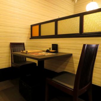 [1st floor] On the 1st floor of the store, there are tables located near the entrance.This table is a convenient seat that customers can use as soon as they enter the store.It's close to the entrance, so it's perfect for meeting people or stopping by for a short time.Also, it is located in a position where you can see the surroundings, so you can enjoy your food and drinks while feeling the atmosphere inside the store.