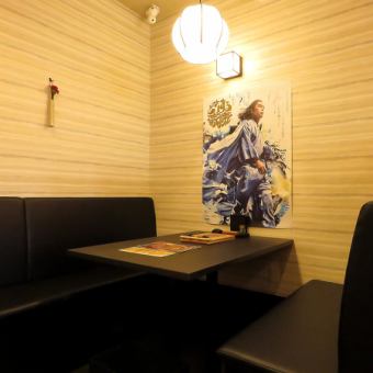 [1st floor] Stylish lamps on the tables emit an elegant light, creating a relaxing atmosphere.If you have a seat like this, you'll be able to talk and eat with friends and family! Please enjoy a relaxing moment with our hitsumabushi♪