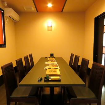 [2nd floor] The 2nd floor area of the store has a spacious table seating for 8 people.Ideal for large gatherings and groups.The table seats are spacious, allowing customers to enjoy a relaxing time while maintaining distance from each other.Please enjoy a wonderful time at the table seats, which are perfect for large groups.