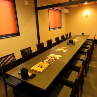[2nd floor] The 2nd floor area of the store can accommodate parties and groups of 16 people.The spacious space is equipped with table seats that can comfortably seat 16 people.The photo is for illustrative purposes only, but the actual table setting is more glamorous and stylish.This space is perfect for special occasions such as meals and celebrations!