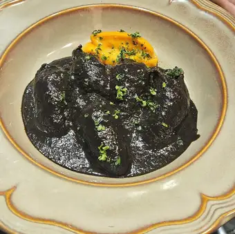 長崎産 豆イカのバスク風イカ墨の煮込み/春掘り人参のピュレ