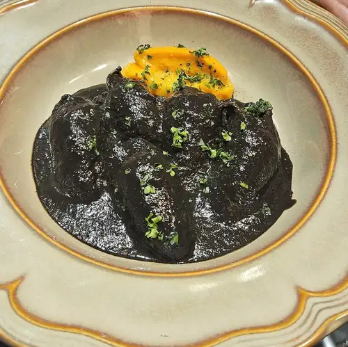 長崎産 豆イカのバスク風イカ墨の煮込み/春掘り人参のピュレ
