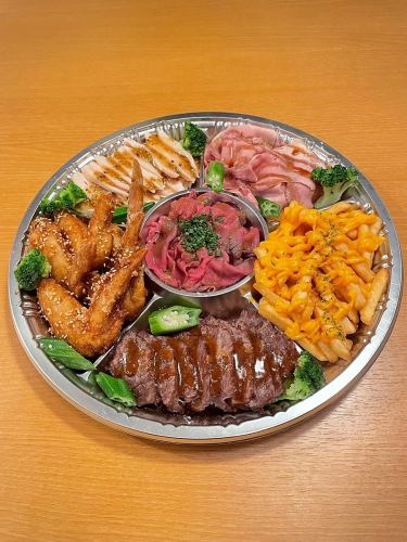 Christmas limited edition Christmas plate with 6 types of meat, 4,800 yen for approximately 3 or 4 people, will be 4,500 yen (tax included) if reserved in advance.
