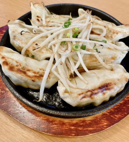 6 pieces of teppanyaki gyoza with carefully selected ingredients