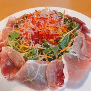 Regular size salad with plenty of prosciutto and homemade dressing (serves 3-4)