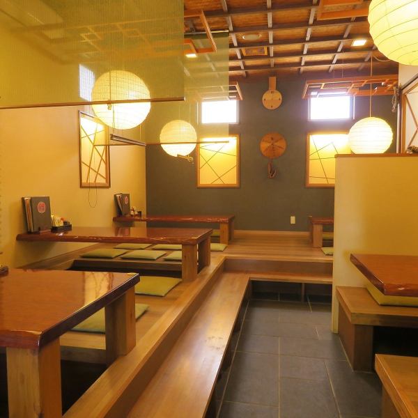 Table seat for 6 people on the 1st floor.Enjoy a calm meal in soft indirect lighting