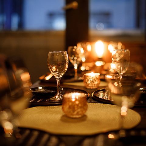 The hideaway-like private room is perfect for a date! A special seat with a view of Shinjuku at night.