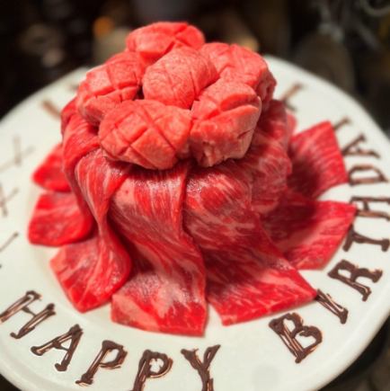 【記念日や誕生日に♪】自慢の肉ケーキや肉寿司、お肉の舟盛りも!120分飲み放題付6500円(税込)