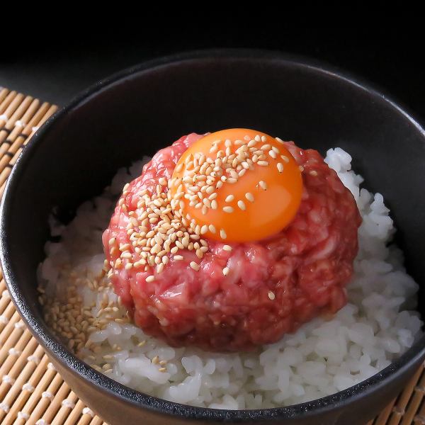 【店長一押し！】新鮮な生肉と卵黄が絡む、濃厚で旨味たっぷりのレア風ユッケ丼◎