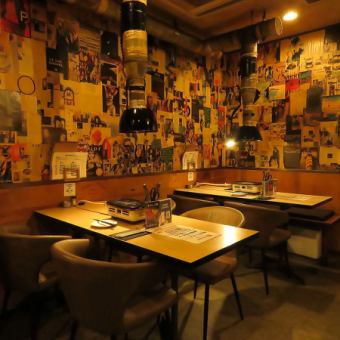 会社帰りや女子会、仲間内のお食事、家族とのひとときになど、あらゆるシーンに最適な6名席をご用意しています。柔らかな照明が心地よい空間の中お食事いただけ、会話も弾みます。オシャレな空間で、素敵な時間をお楽しみください。