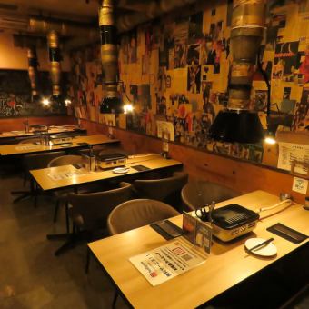 ゆったりとお過ごしいただけるテーブル席をご用意しております。落ち着いた空間の中で、時間の流れを忘れるようにお食事をお楽しみいただけます。洗練された雰囲気が漂い、ご家族やご友人とのひとときを、より心地よいものにしてくれます。