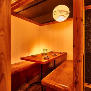 Our small private rooms for 2-4 people are perfect for friends gatherings or family meals.In a calm atmosphere, you can relax without worrying about your surroundings.A comfortable space perfect for chatting with loved ones.Please enjoy a relaxing time with our carefully selected dishes.It is also recommended for drinking parties and entertaining guests.