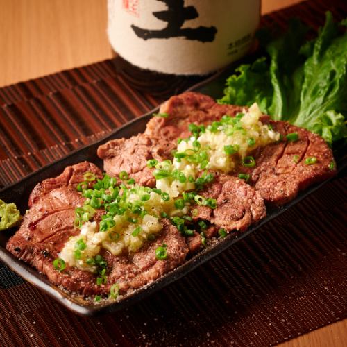 Charcoal grilled beef tongue with onion and salt