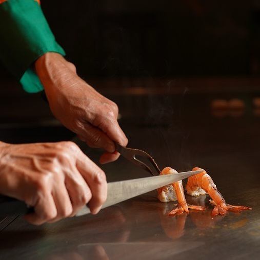 High-quality meat and fresh seafood served on a teppanyaki with a live atmosphere!