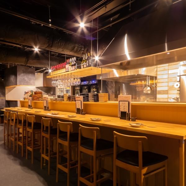 おしゃれな店内で、厳選焼鳥とワインに合うあてで乾杯はいかがですか？女子会、接待、デート幅広く使えます。