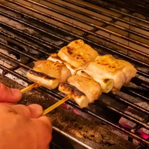 천천히 숯불로 굽는 야키토리