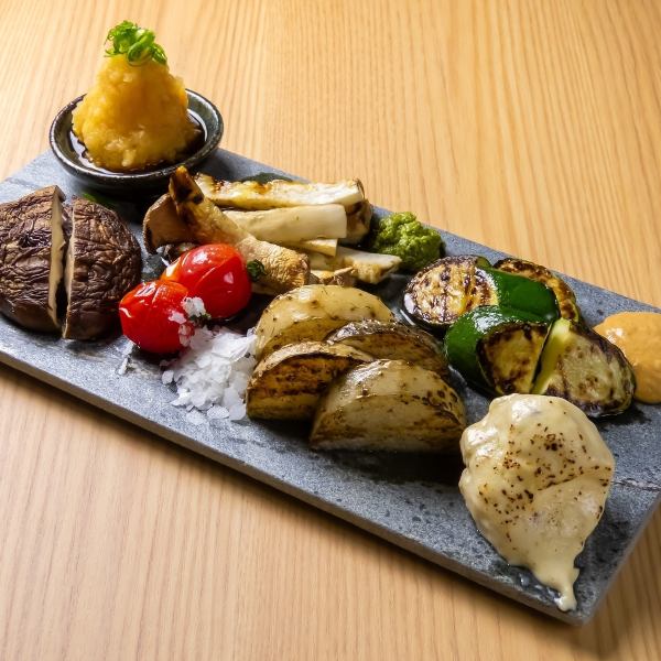 季節の野菜を使用した「炭火焼き野菜盛り」は炭火の香ばしさ漂う当店イチオシの一品です！